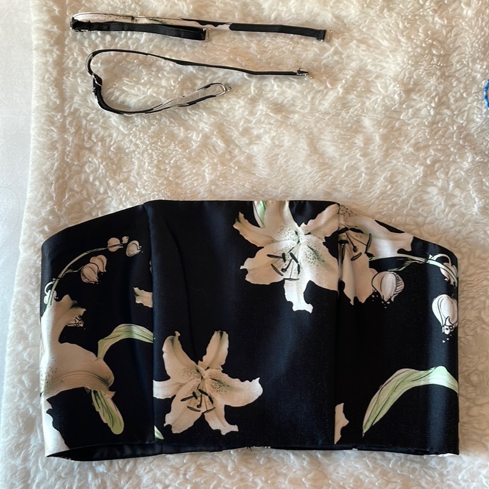 Floral crop top. Comes with removable straps.